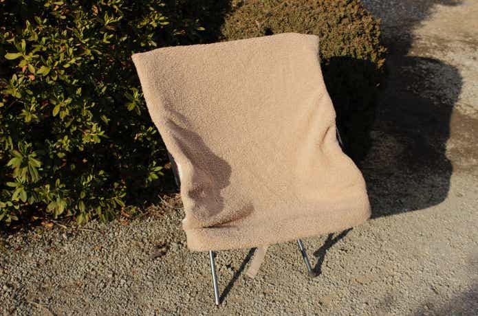 折りたたみローチェアにハイチェア用チェアカバーをつけてある