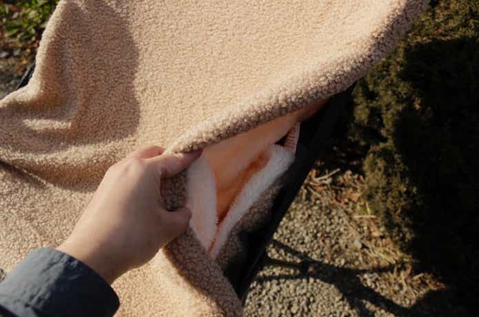 折りたたみローチェアにハイチェア用チェアカバーをつけてある