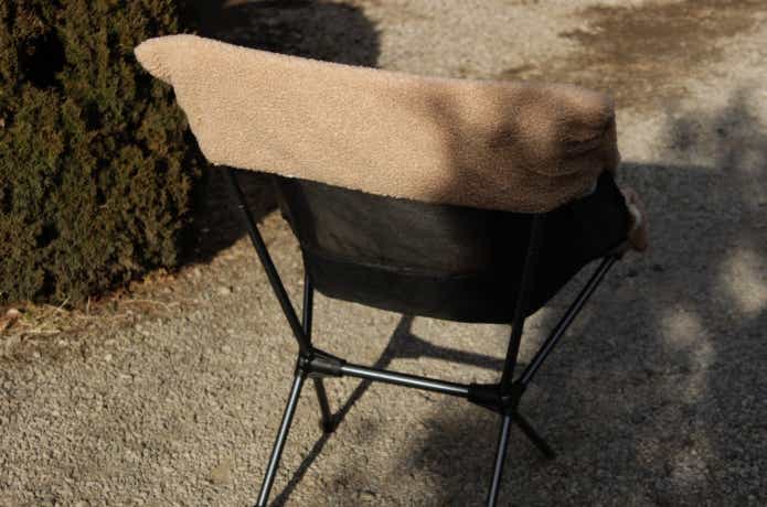 折りたたみローチェアにハイチェア用チェアカバーをつけてある