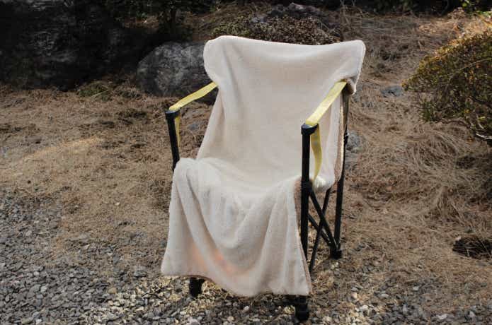 スノーピークのチェアにハイチェア用チェアカバーをつけてある