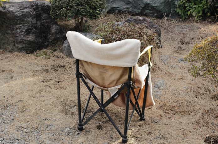 スノーピークのチェアにハイチェア用チェアカバーをつけてある