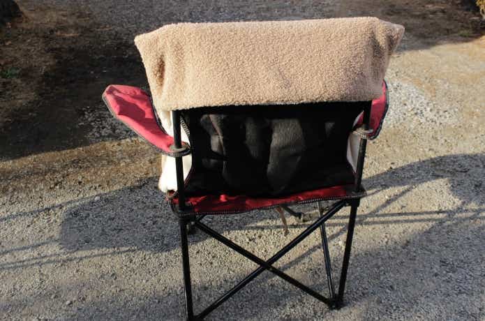 コールマンのハイチェアにハイチェア用チェアカバーをつけてある