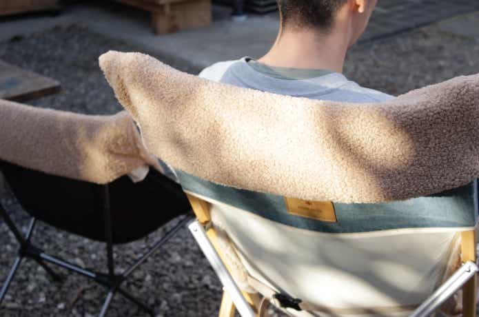 チェアに座る男性