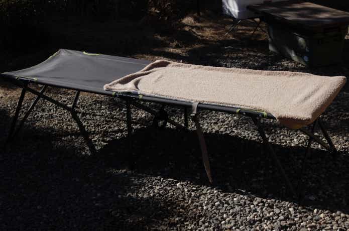 コットにハイチェア用チェアカバーを装着している