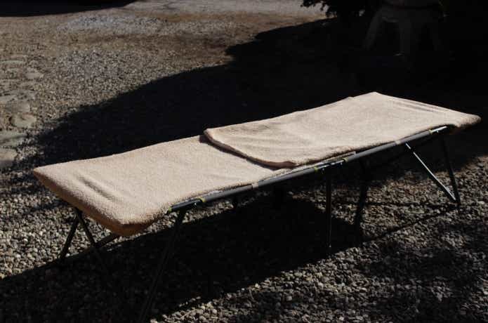 コットにハイチェア用チェアカバーを２枚装着している