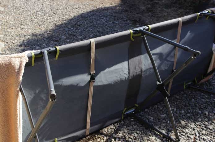 コットにハイチェア用チェアカバーを２枚装着している