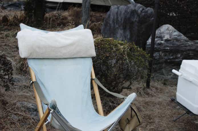 ハイチェア用チェアカバーを収納してチェアのヘッドレストにしている