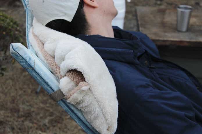 ハイチェア用チェアカバーを収納してチェアのヘッドレストにしている