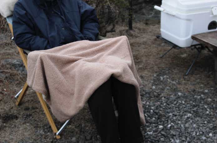 ハイチェア用チェアカバーをひざ掛けにしている