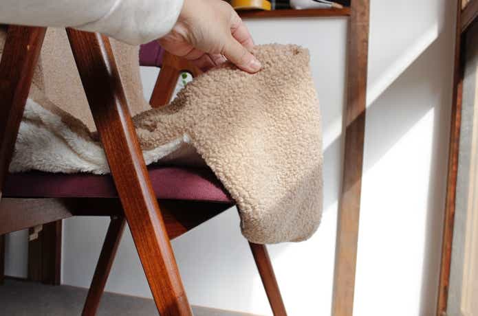 家のチェアにハイチェア用チェアカバーを上下逆にしてつけてある