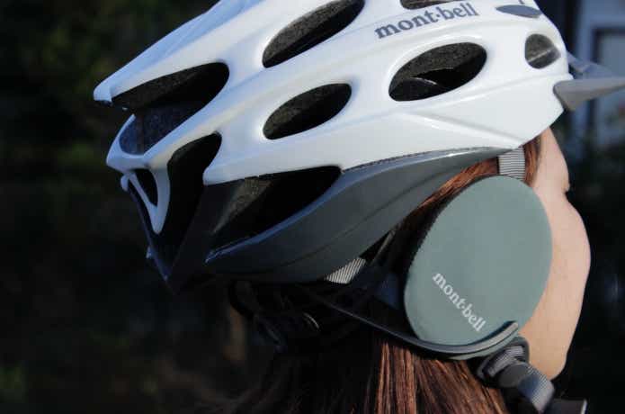 ヘルメットをしてからコンパクトイヤーウォーマーを装着