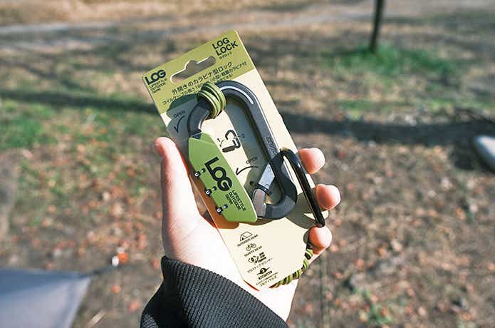 手に持ったLOGのカラビナ