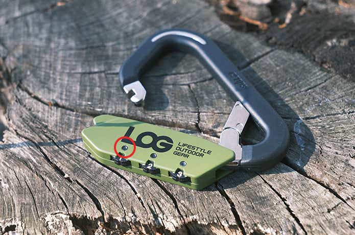 鍵が開いているカラビナ型ロック