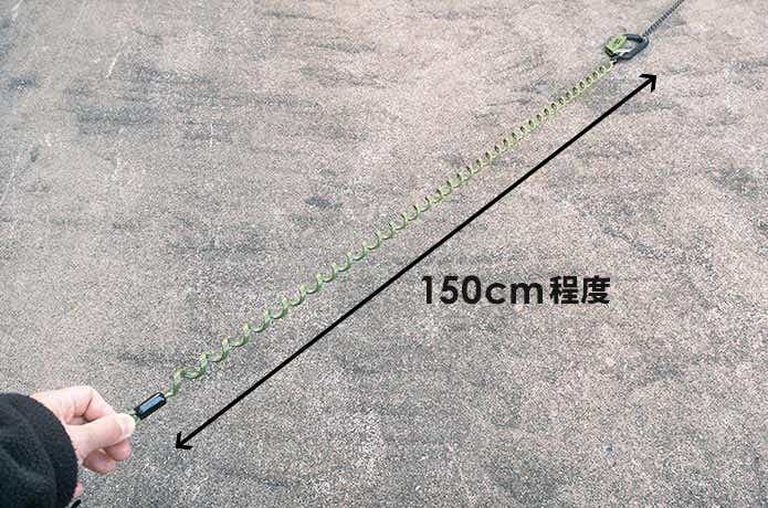 伸ばしたカラビナ型ケーブルロック