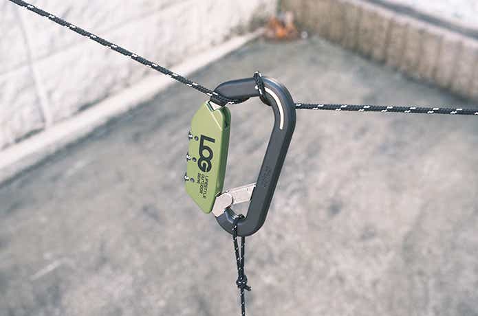 ロープに吊ったカラビナ型ケーブルロック
