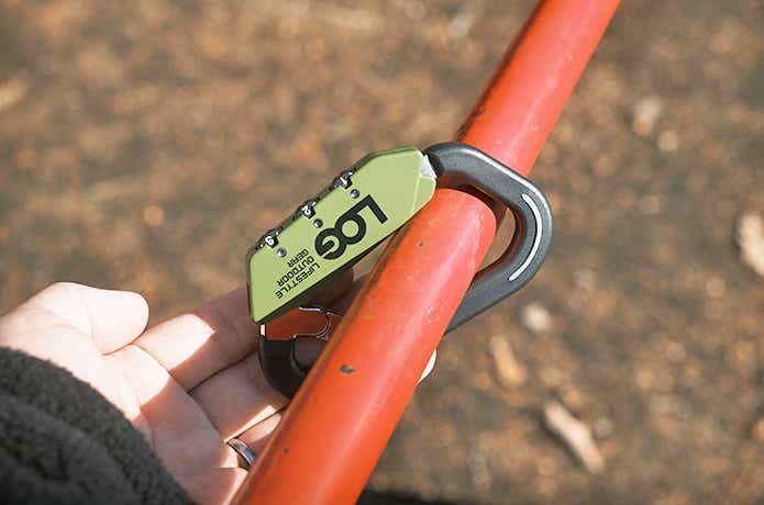 太いパイプに通したカラビナ型ケーブルロック