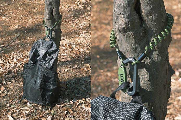 木に固定したバッグパック