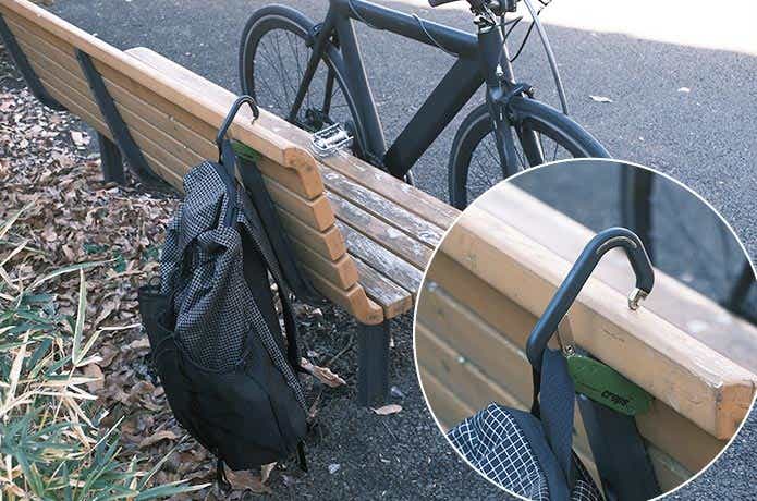 ベンチに引っ掛けたバッグパック