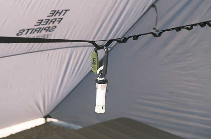 LEDライトとカラビナ型ロック