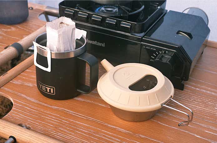 シリコーンリッドとコーヒー