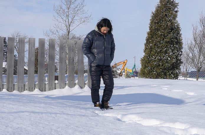 ダウンパンツを着た男性