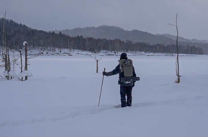 スキーをする男性