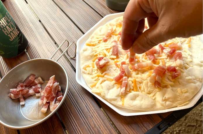 カルディ「生ベーコン」でピザを焼く