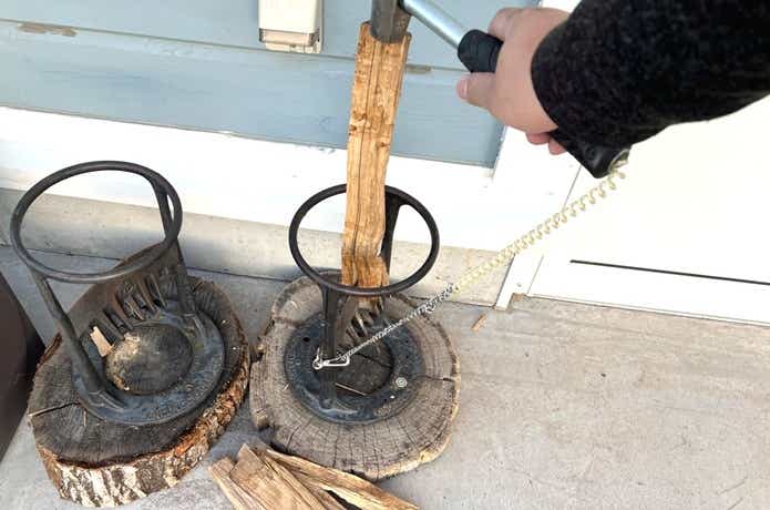 時間つぶしの薪割り