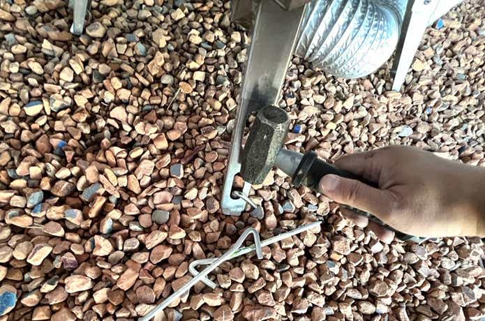 テンマクデザイン「陽だまりストーブ」の足にペグダウン