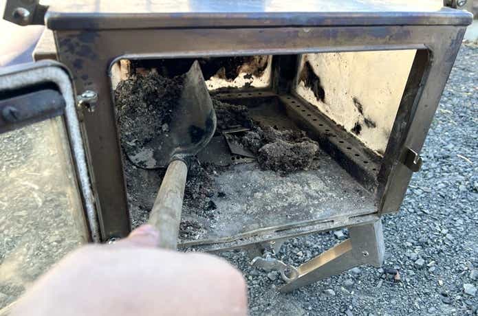 テンマクデザイン「陽だまりストーブ」の灰を捨てる