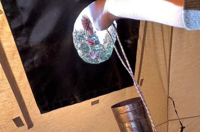 テンマクデザイン「陽だまりストーブ」のガイロープをセット