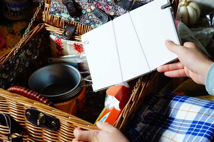 アイラップホルダをかごに入れる様子