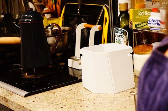 キッチンにアイラップホルダがある風景