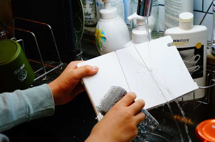 アイラップホルダを水洗いする様子