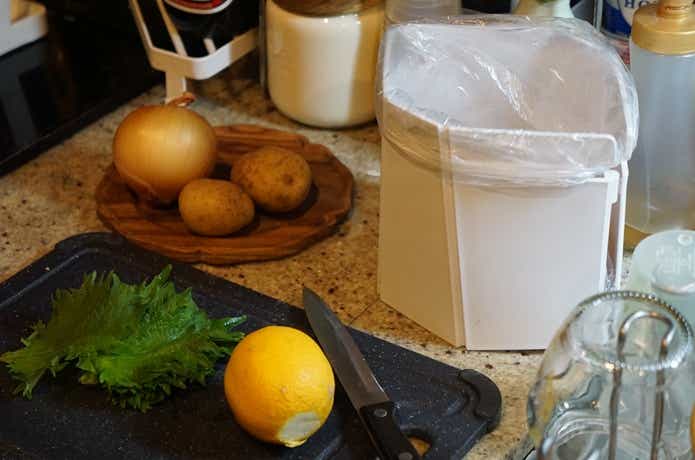 アイラップホルダーをキッチン台のゴミ入れに活用する様子