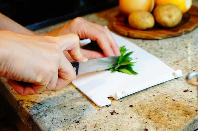 アイラップホルダーをまな板にする様子