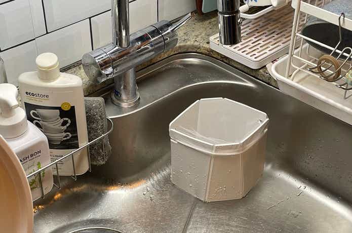 アイラップホルダーを水切りに使用する様子