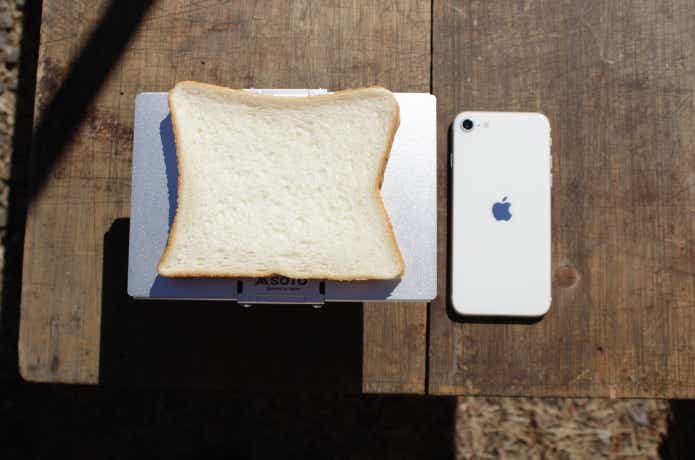 トレイルテーブルの大きさを食パンとスマホと比較