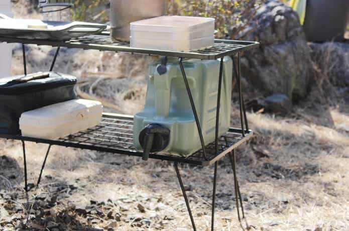 ラックの隙間にフィールドタンクカーキを置いている