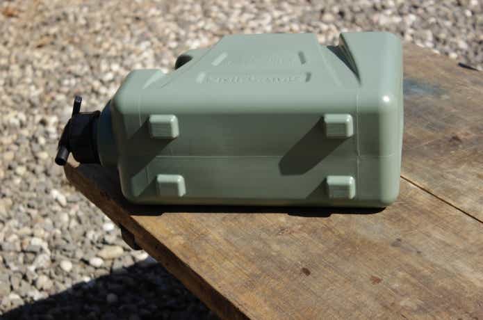 フィールドタンクカーキの裏面にはずれない突起がついている