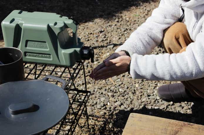 フィールドタンクカーキから水を出している