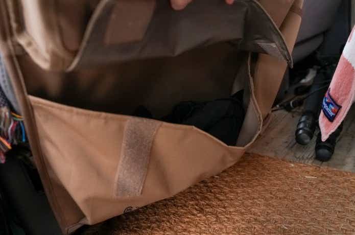 ゴードンミラー「シートバックポケット」に水着を入れている