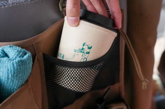 ゴードンミラー「シートバックポケット」に耐熱マグを入れている