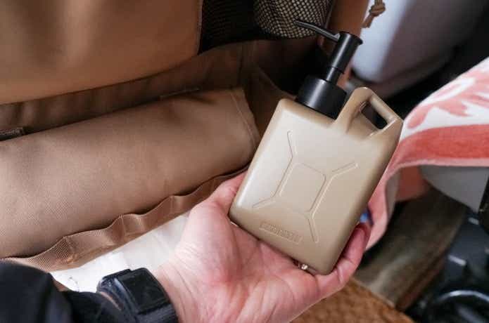 ゴードンミラー「シートバックポケット」に除菌スプレーを入れている