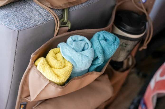 ゴードンミラー「シートバックポケット」にタオルを入れている