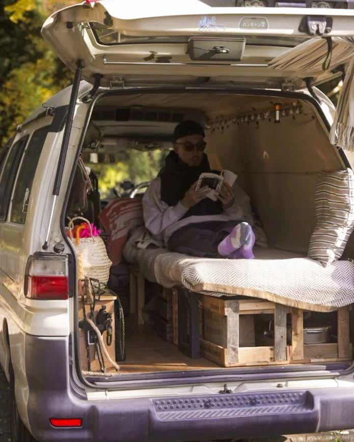 バンに乗っている筆者