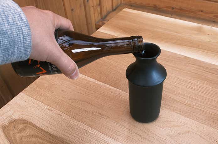 酒燗器に日本酒を注ぐ