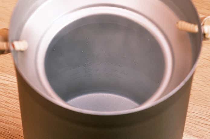 お湯を入れた酒燗器