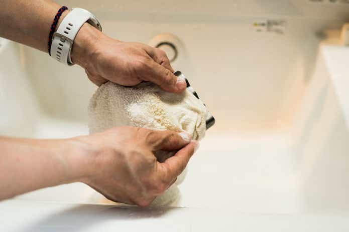 チタン洗濯板で染みを洗っているところ