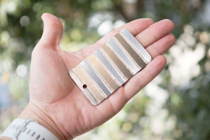 チタン洗濯板を手に持ったところ